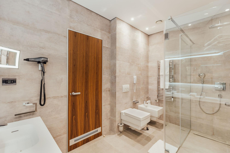 Bathroom 5, Monte Palm Beach