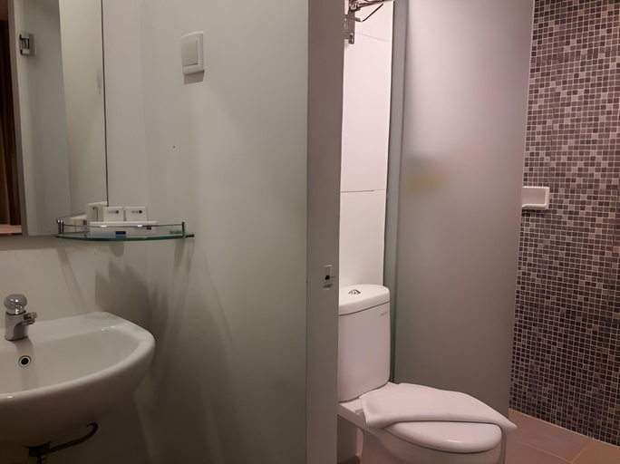 Bathroom 14