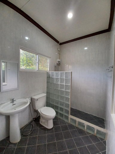 Bathroom 3, Villa Camotes, San Francisco