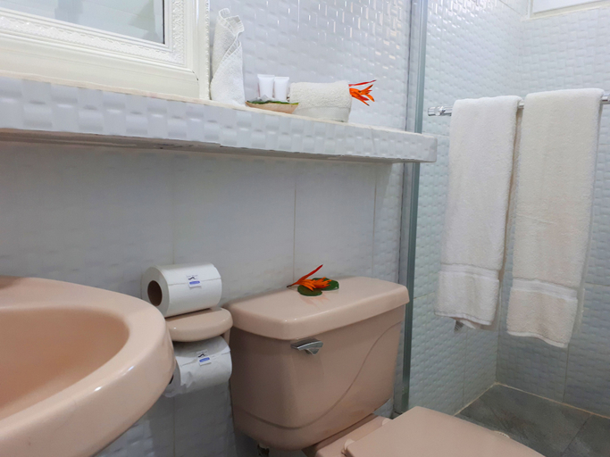 Bathroom 5, Las Olas Beach Resort, Alanje