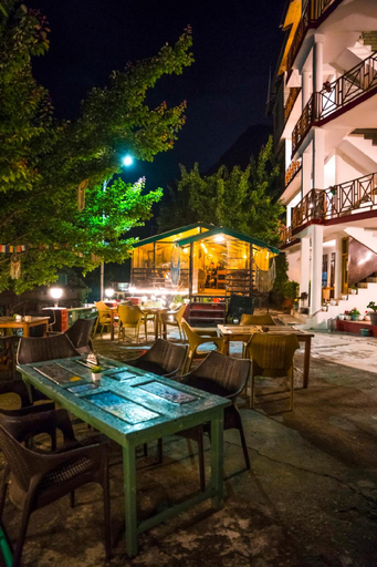 Food & Drinks 3, Hippie Panda, Kullu