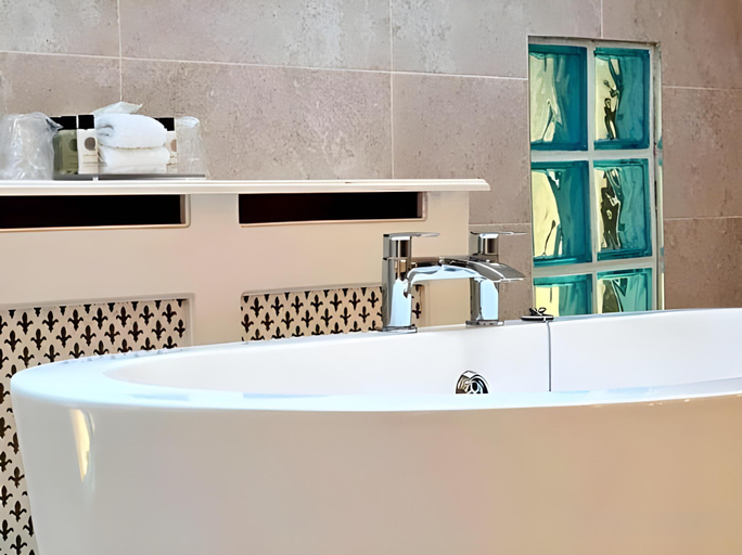 Bathroom 4, Mill Park Hotel