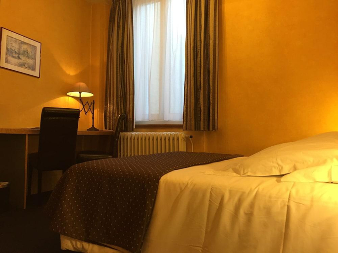 Bedroom 2, Grand Hotel de L'Univers, Somme