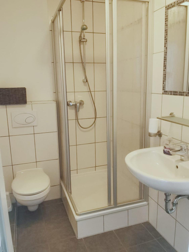 Bathroom 2, Stedinger Landhotel & Cafe, Wesermarsch