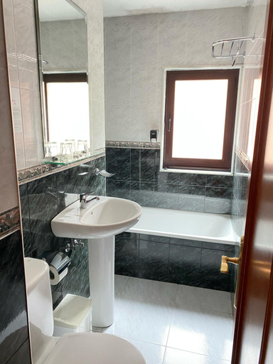 Bathroom 4, Hotel - Apartamentos Pena Santa, Asturias