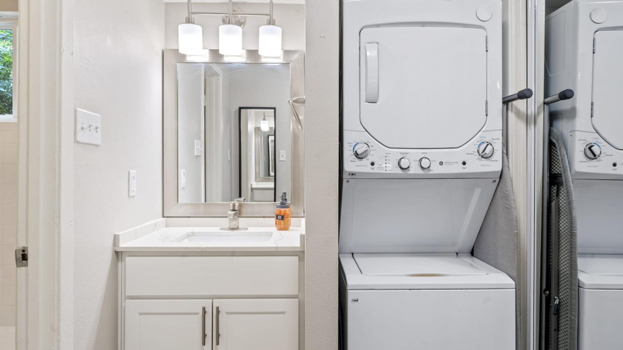 Room 3, Stylish Modern Studio Close to Downtown and Domain, Travis