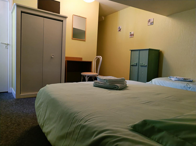 Bedroom 2, Hostellerie du Chateau Bellenaves, Allier