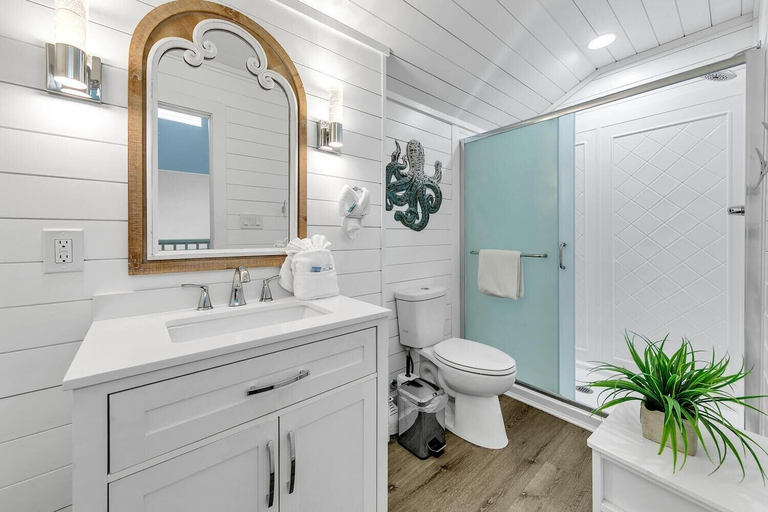 Bathroom 4, Endless Summer F11, Bay