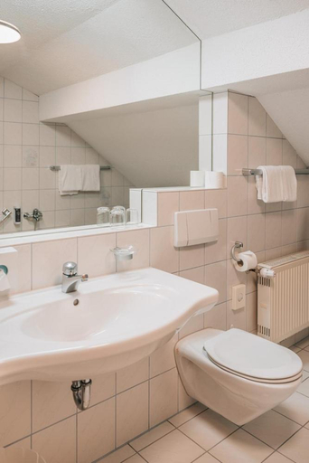 Bathroom 5, Das Kronberg Hotel - Adults Only - inkl Soft- und Heißgetrankeflat, Regen