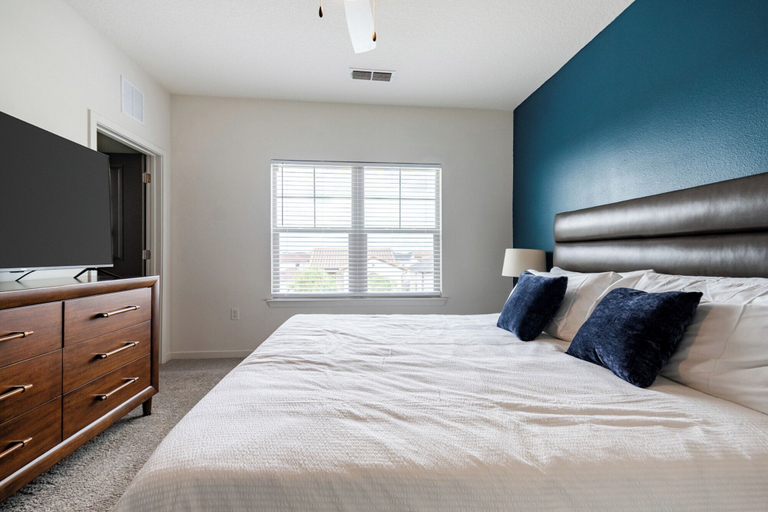 Room 4, Landing Melbourne Duran East, Brevard