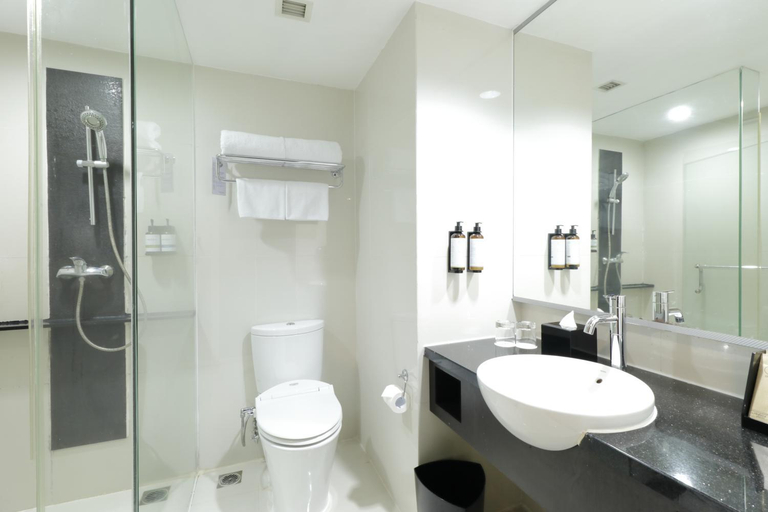 Bathroom 5, Mercure Pontianak City Center, Pontianak