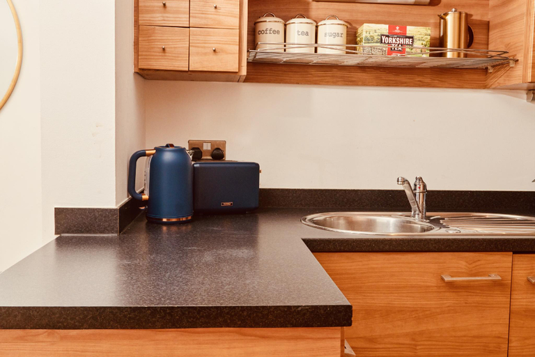 Others 3, PRIMEDOORSTEP Deluxe City Apt, River Canal View& Free Parking!, Leeds
