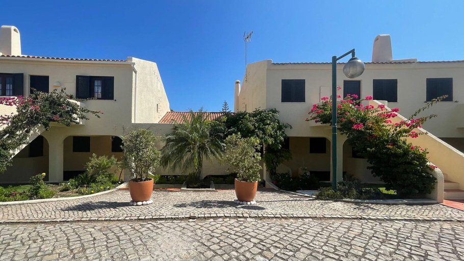 Room 4, T2 Monte Sol W Pool Sunny Patio by HsR Vilamoura, Loulé