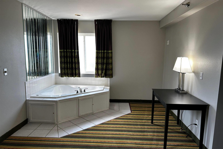 Bathroom 4, Super 8 by Wyndham Mound City, Holt