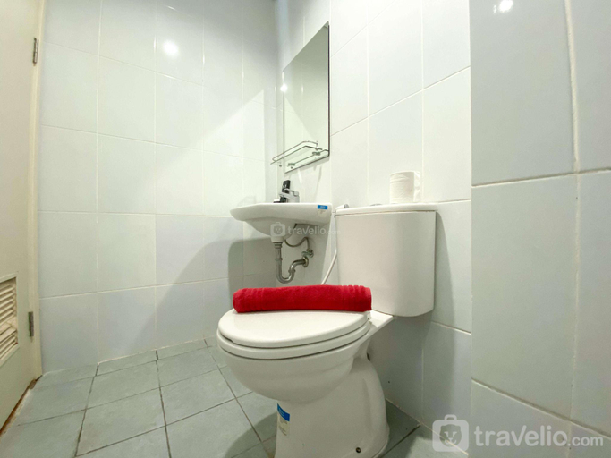 Bathroom 5, Minimalist Studio at Patraland Urbano By Travelio, Bekasi