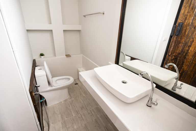 Bathroom 3, croissant hotel and cafe, Muang Chiang Rai