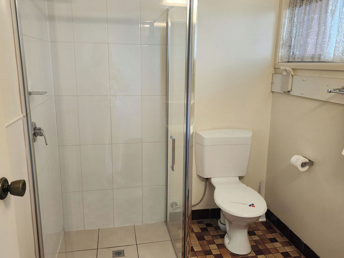 Bathroom 3, Toowoomba Caravan Park, Toowoomba - South-East