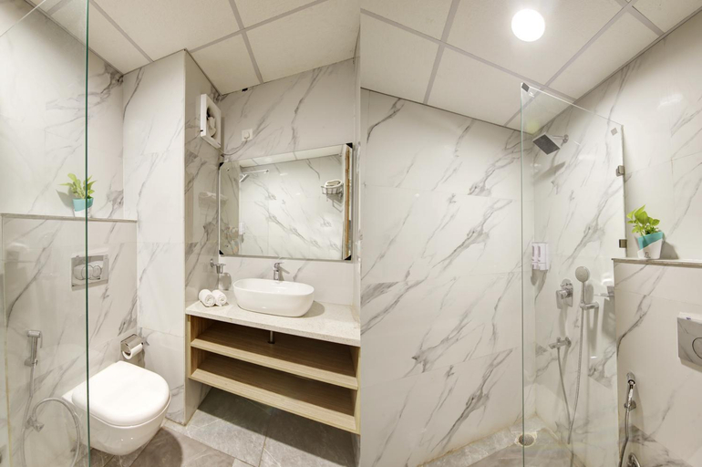 Bathroom 5, Royal orbit Hotel, Delhi