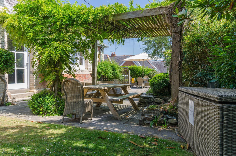 Others 5, Victorian schoolhouse with hot tub & harbour views, Cornwall