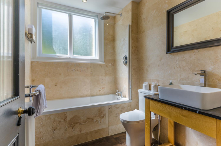 Bathroom 2, Victorian schoolhouse with hot tub & harbour views, Cornwall