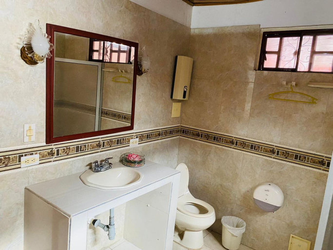 Bathroom 2, Hotel Andes, Florencia