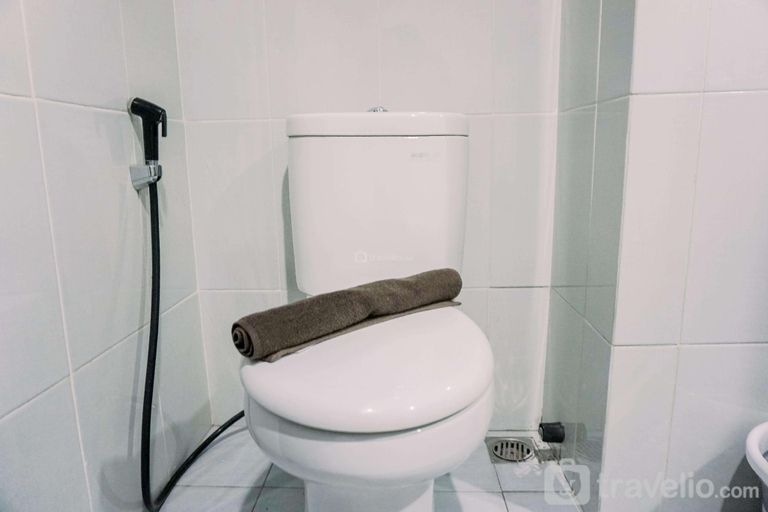 Bathroom 5, Homey & GoodDeal Studio Casa de Parco By Travelio, Tangerang
