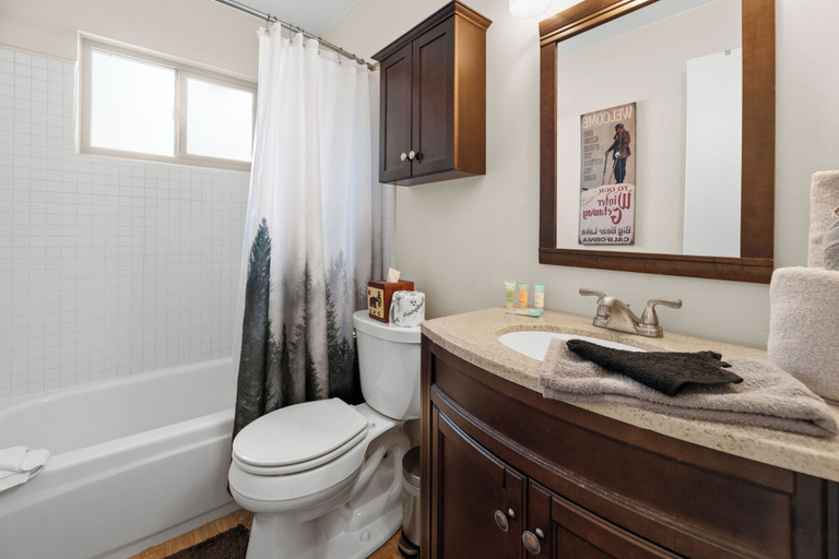 Bathroom, Hythe cabin, San Bernardino