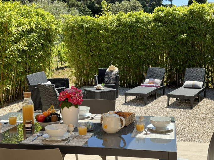 Food & Drinks 3, L’Auguière Est, maisonnette sans vis-à-vis et au calme avec vue sur les vignes, Var