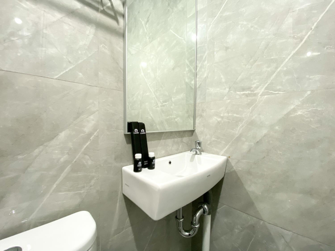 Bathroom 2, Comfy and Simply Studio Sayana Bekasi By Travelio, Bekasi