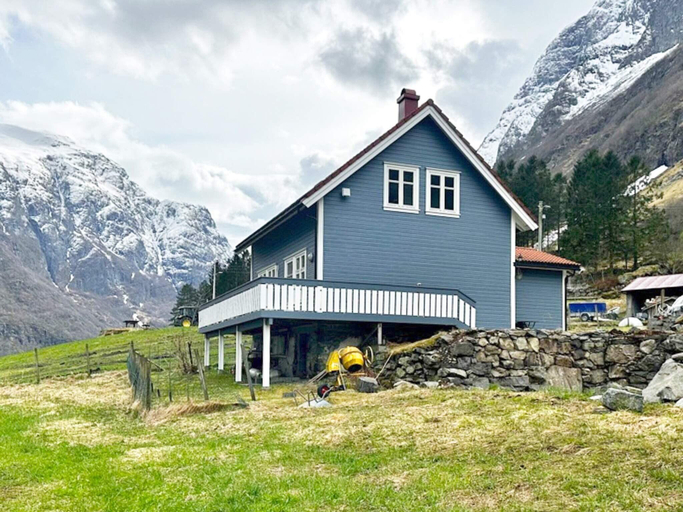 Exterior & Views