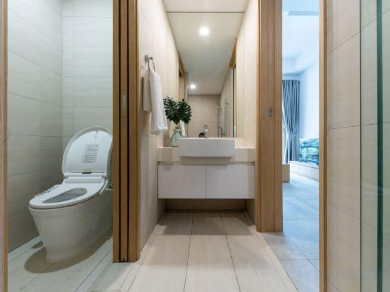 Bathroom, Axis Residence Suites by Caerus Management, Ruessei Kaev