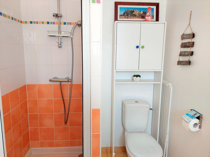 Bathroom 3, Cottage in Plouneour-Trez with Sea View, Finistère