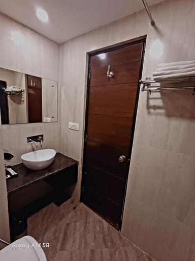 Bathroom 4, Hotel SunCity Plaza Sitapura Jaipur, Jaipur