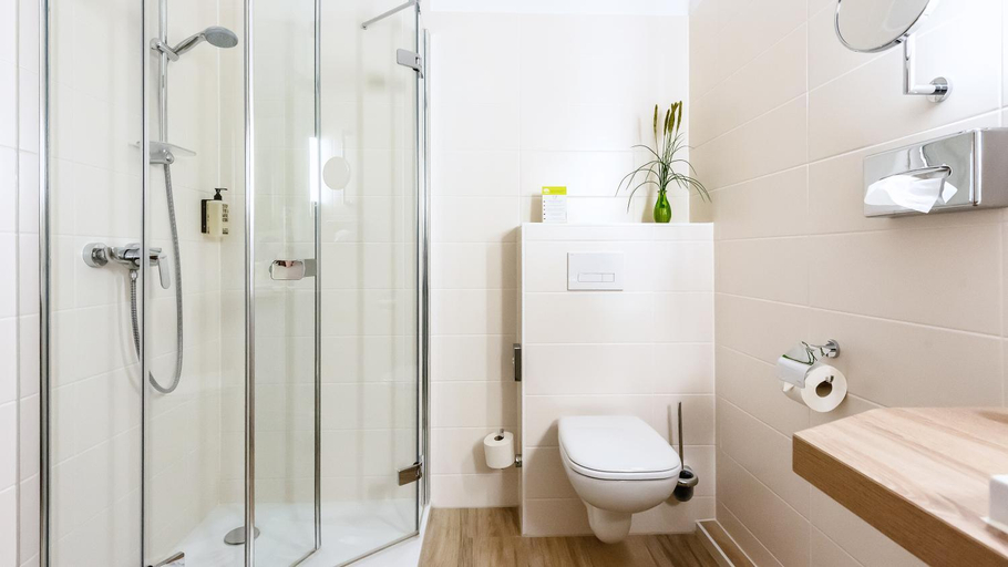 Bathroom 4, Hotel Am Stadtpark, Stade