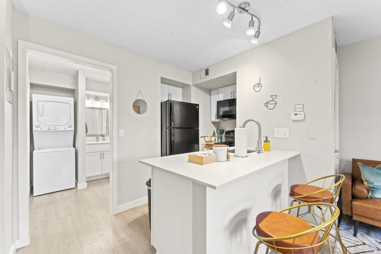 Room 4, Stylish Modern Studio Close to Downtown and Domain, Travis