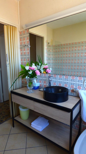 Bathroom 3, Hotel Restaurant Le Bellevue Montrichard 3 etoiles, Loir-et-Cher