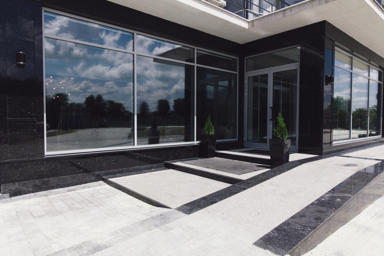 Exterior & Views