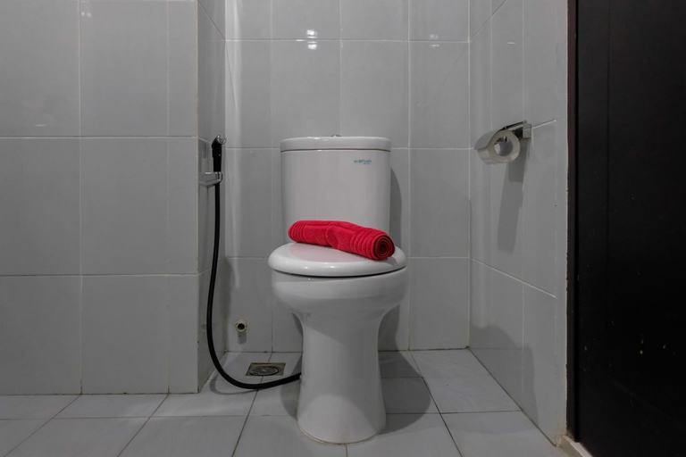 Bathroom, Cozy 1BR at Casa De Parco Apartment By Travelio, Tangerang