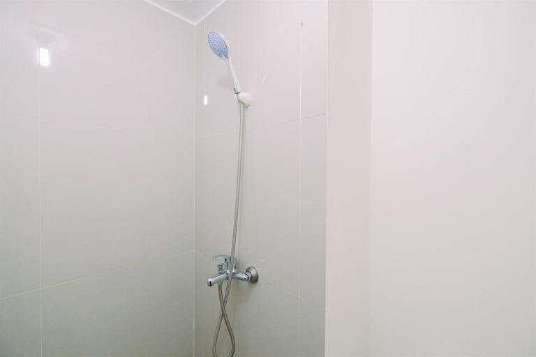 Bathroom, Warm & Cozy Living 2BR Bogorienze Apt By Travelio, Bogor