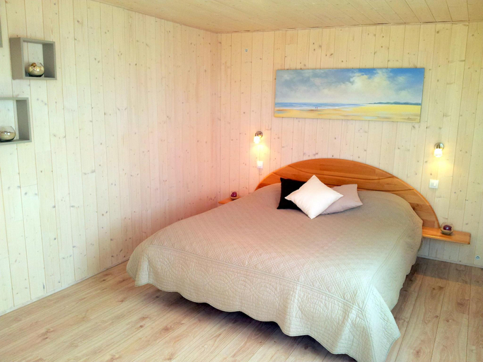 Bedroom 2, Holiday Home in Cleder near Les Amiets Beach, Finistère