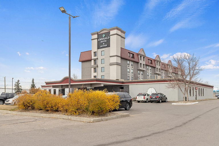Exterior & Views 2, Emerald Hotel & Suites, Division No. 6