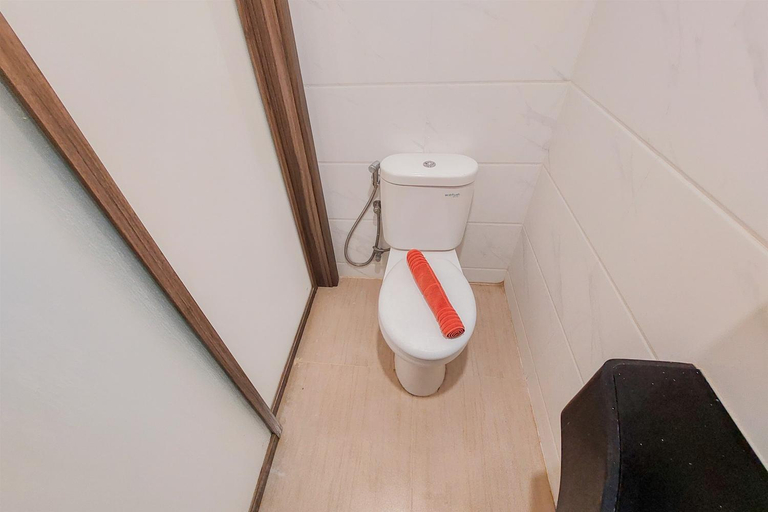 Bathroom 3, Gorgeous and Tidy Studio Sky House BSD By Travelio, South Tangerang