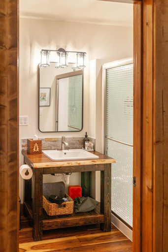 Bathroom 2, Backwoods Cabins, Skamania