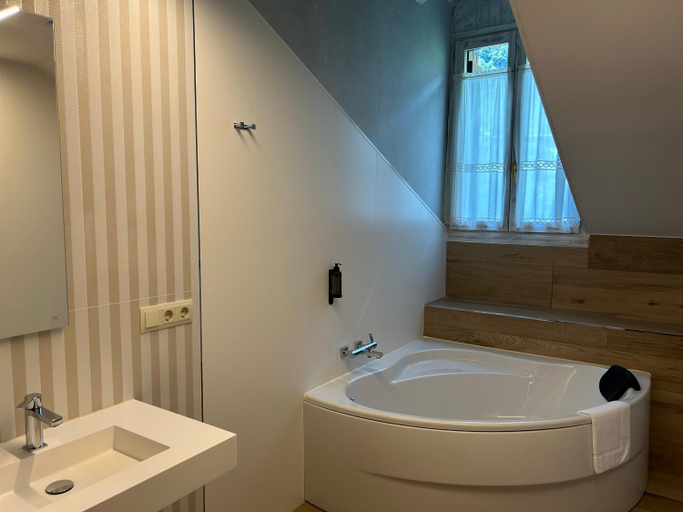 Bathroom 4, Hotel Abetos, Huesca
