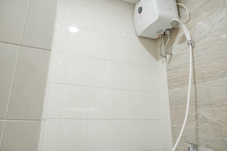 Bathroom, Well Studio Signature Park Grande By Travelio, East Jakarta