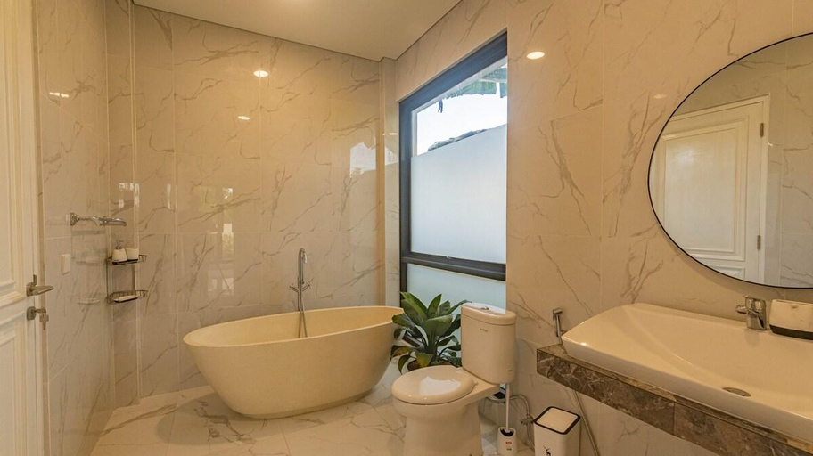 Bathroom 4, Large Luxury Modern Mansion Sleeps 8 up to 50, Badung