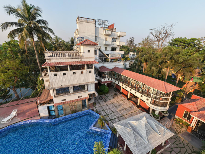 Exterior & Views
