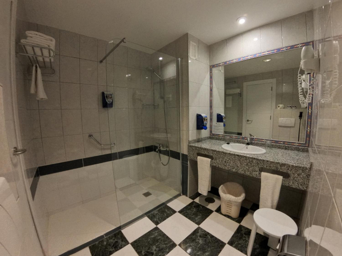 Bathroom 4, Hotel Drago Park by Pierre & Vacances, Las Palmas