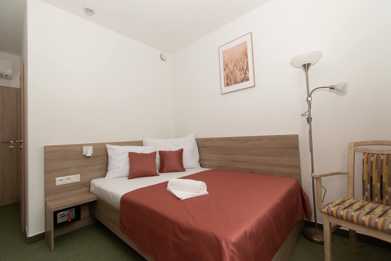 Bedroom, Solid Gold Garni Hotel, Malacky