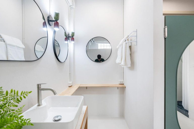 Bathroom 4, Unplugged at Bangrak & Silom Design Hostel , Bang Rak